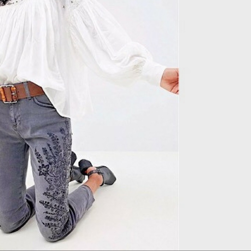 FREE PEOPLE Embroidered Girlfriend Jean NWT - Picture 1 of 6